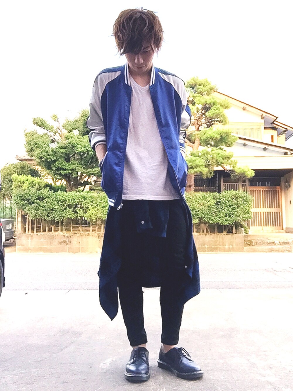 ブラック系のブーツ、ブルー系のスタジャンを着用したメンズの夏コーディネートの1枚目の写真