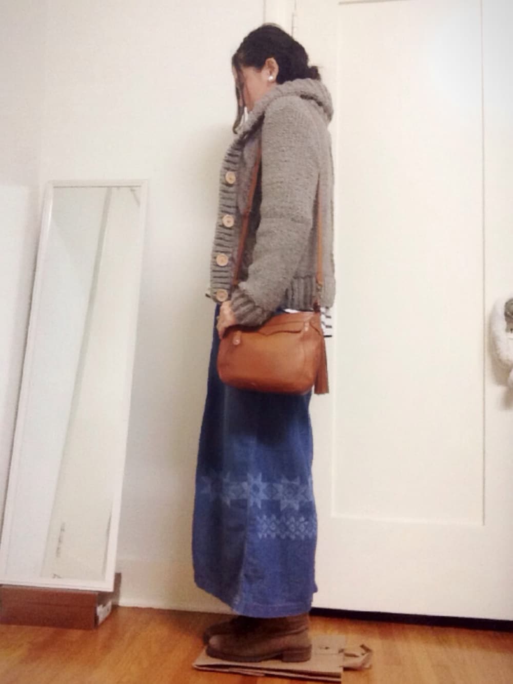 「カウチンセーター、デニムシャツワンピース、ボーダー、2014年、ラストWEAR」｜「Ray BEAMSのRay BEAMS / ペルーケーブル ショールカラーカーディガン（カーディガン/ボレロ、グレー系）」を使った、Akuyさん（レディース・164cm）の冬コーディネートの1枚目の写真