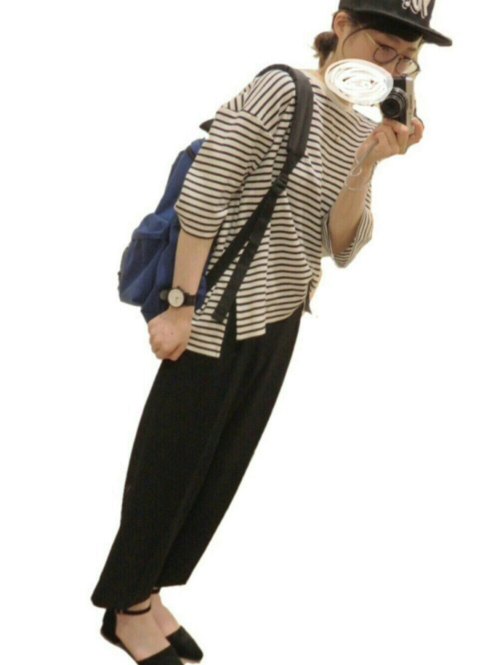 ブラック系のパンプス、ブラック系のその他パンツ、ホワイト系のTシャツ/カットソーを着用したレディースの春コーディネートの1枚目の写真