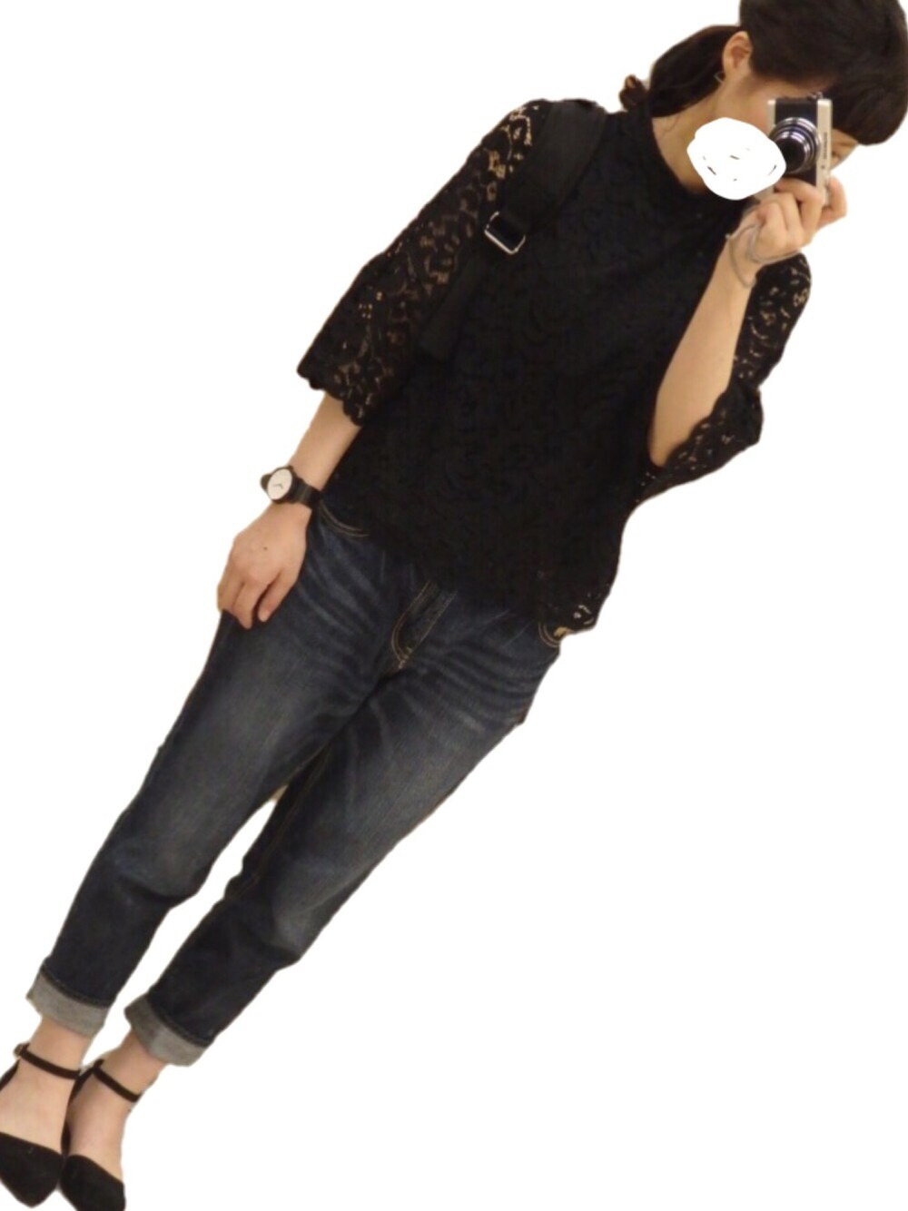 ブラック系のパンプス、ブルー系のデニムパンツ、ブラック系のバックパック/リュックを着用したレディースの春コーディネートの1枚目の写真