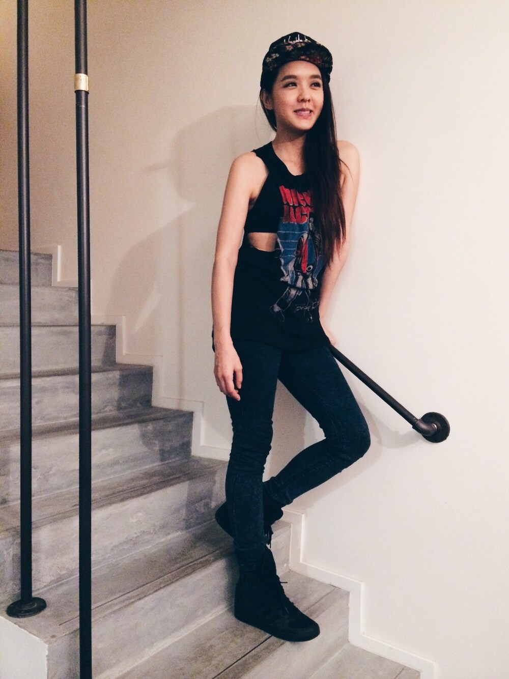 「NEW ERAのアイテム（キャップ、ブラック系）」を使った、Ella Koonさん（レディース・165cm）の夏コーディネートの1枚目の写真