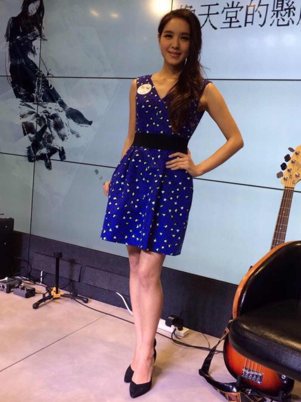 「Kate spadeのアイテム（ワンピース、ブルー系）」を使った、Ella Koonさん（レディース・165cm）の秋コーディネートの1枚目の写真