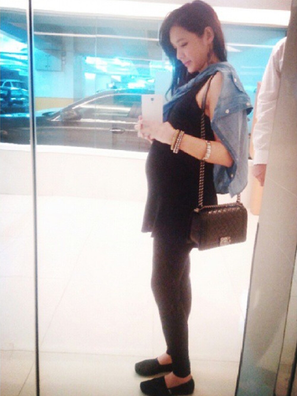 「toms、chanel」｜「CHANELのアイテム（ショルダーバッグ、ブラック系）」を使った、Ella Koonさん（レディース・167cm）の夏コーディネートの1枚目の写真