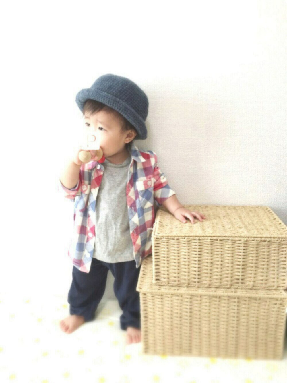 その他のシャツ/ブラウス、ブラック系のパンツ、グレー系のTシャツ/カットソーを着用したキッズの秋コーディネートの1枚目の写真