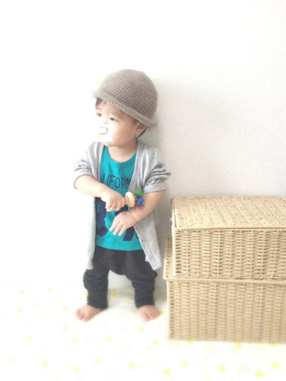 グリーン系のタンクトップ、グレー系のカーディガン/ボレロ、ブラック系のその他パンツを着用したキッズの秋コーディネートの1枚目の写真