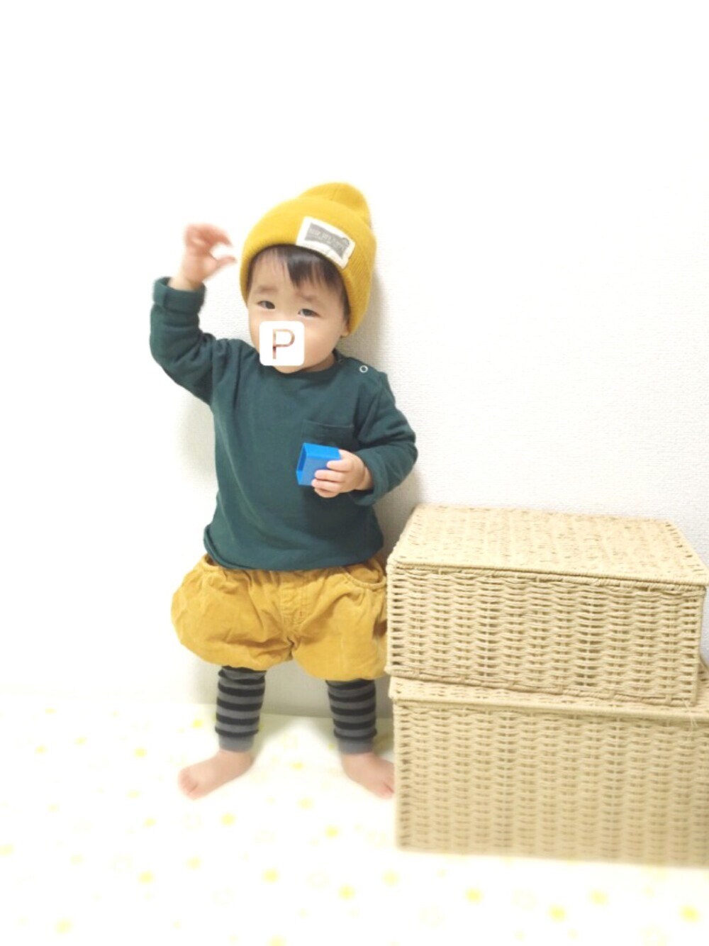 グリーン系のTシャツ/カットソー、オレンジ系のパンツ、グレー系のレギンス/スパッツを着用したキッズの秋コーディネートの1枚目の写真
