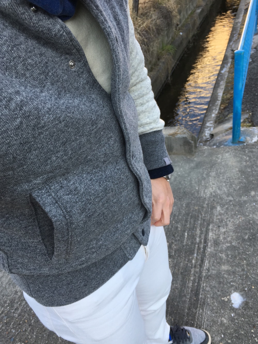 「NIKEのアイテム（スニーカー、グレー系）」を使った、llloopさん（メンズ・168cm）の冬コーディネートの1枚目の写真