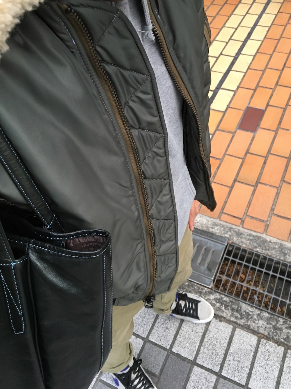 「NIKEのアイテム（スニーカー、グレー系）」を使った、llloopさん（メンズ・168cm）の冬コーディネートの1枚目の写真