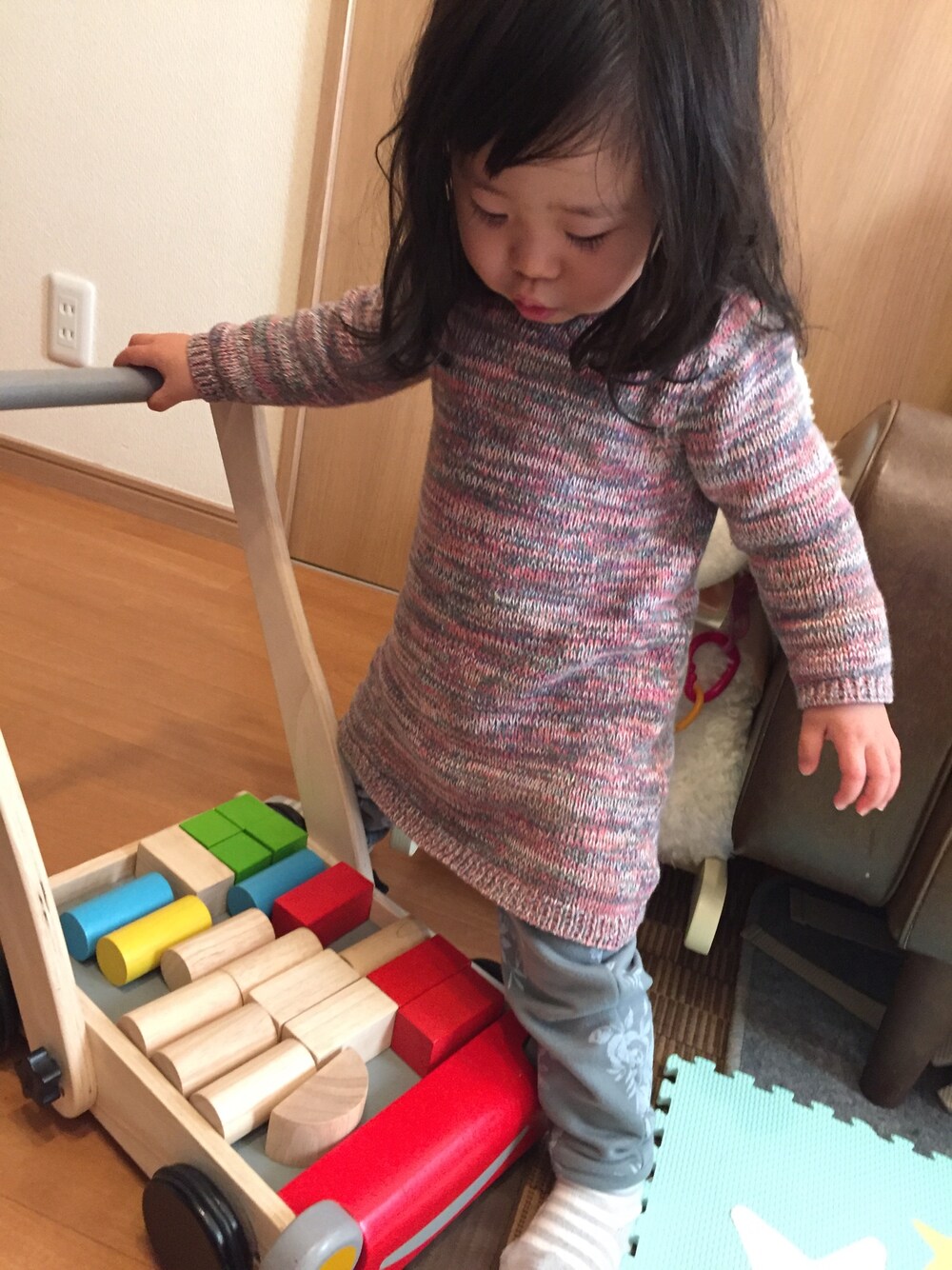 「OLD NAVYのアイテム（チュニック、ピンク系）」を使った、makorosukeさん（キッズ・80cm）の冬コーディネートの1枚目の写真
