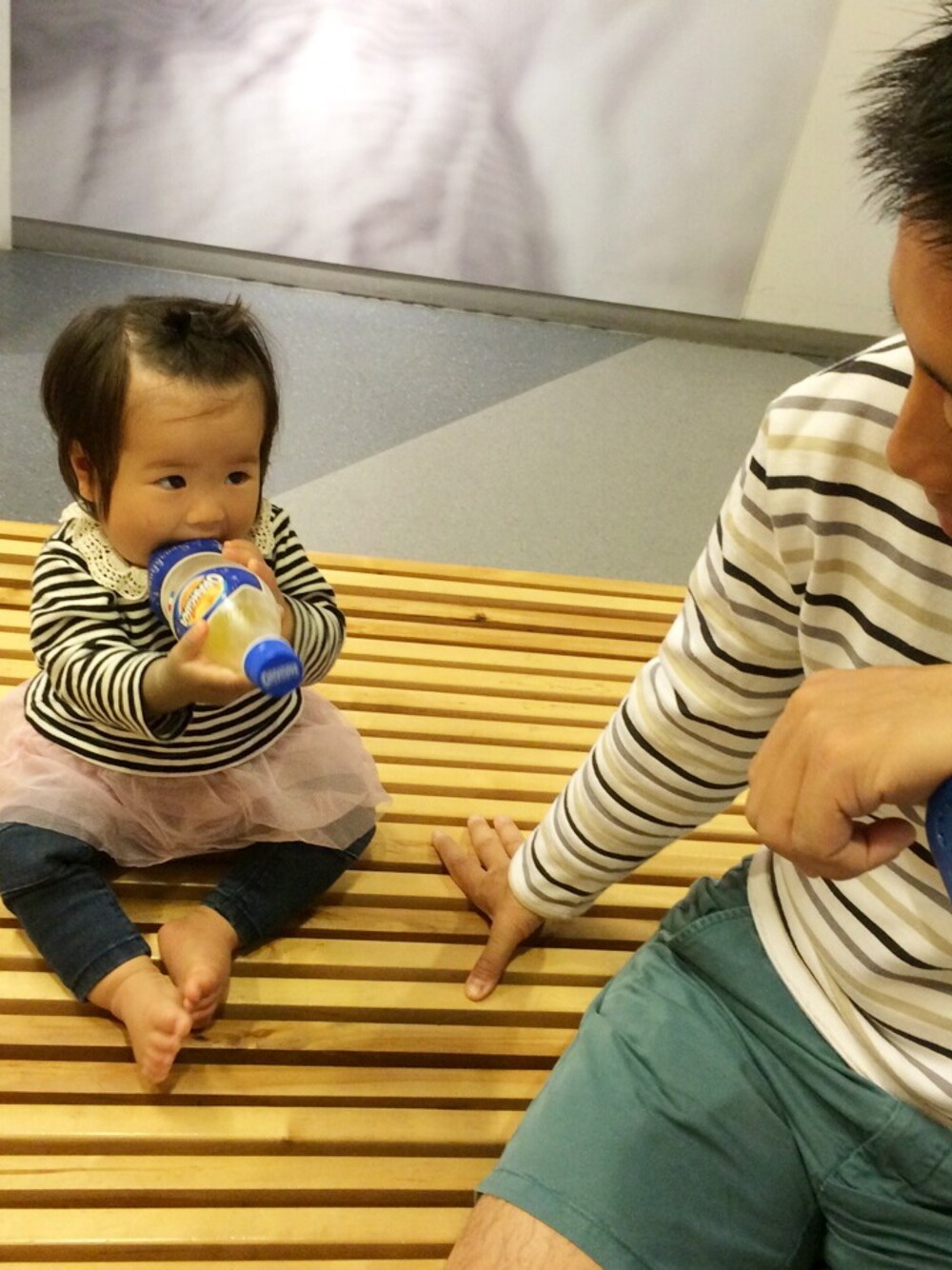 「ボーダー、パパとお揃い、チュチュ」｜「赤すぐのチュチュ付きボーダーチュニック（チュニック、ホワイト系）」を使った、tsuneyuさん（キッズ・80cm）の秋コーディネートの1枚目の写真