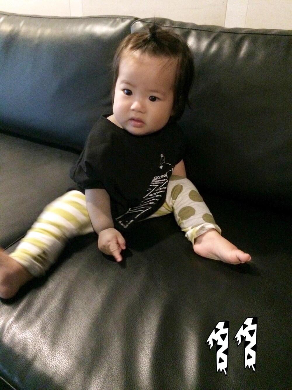 「ドット×ボーダー、お団子ヘアー、韓国子供服」｜「KOREAのバードロンT（Tシャツ/カットソー、ブラック系）」を使った、tsuneyuさん（キッズ・80cm）の秋コーディネートの1枚目の写真