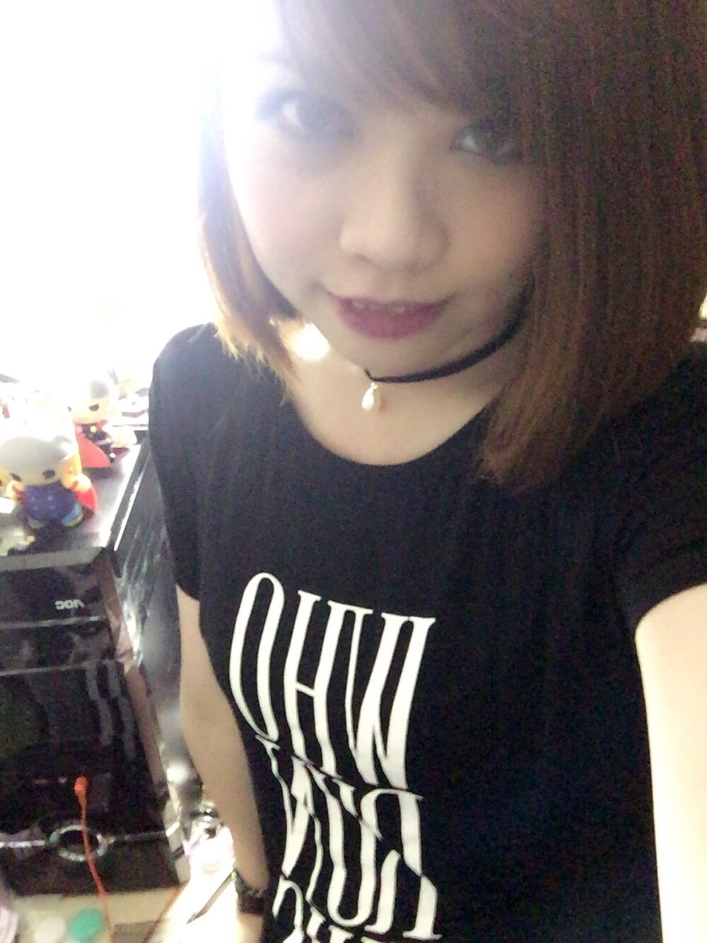 ブラック系のTシャツ/カットソー、ブラック系のチョーカーを着用したレディースの夏コーディネートの1枚目の写真
