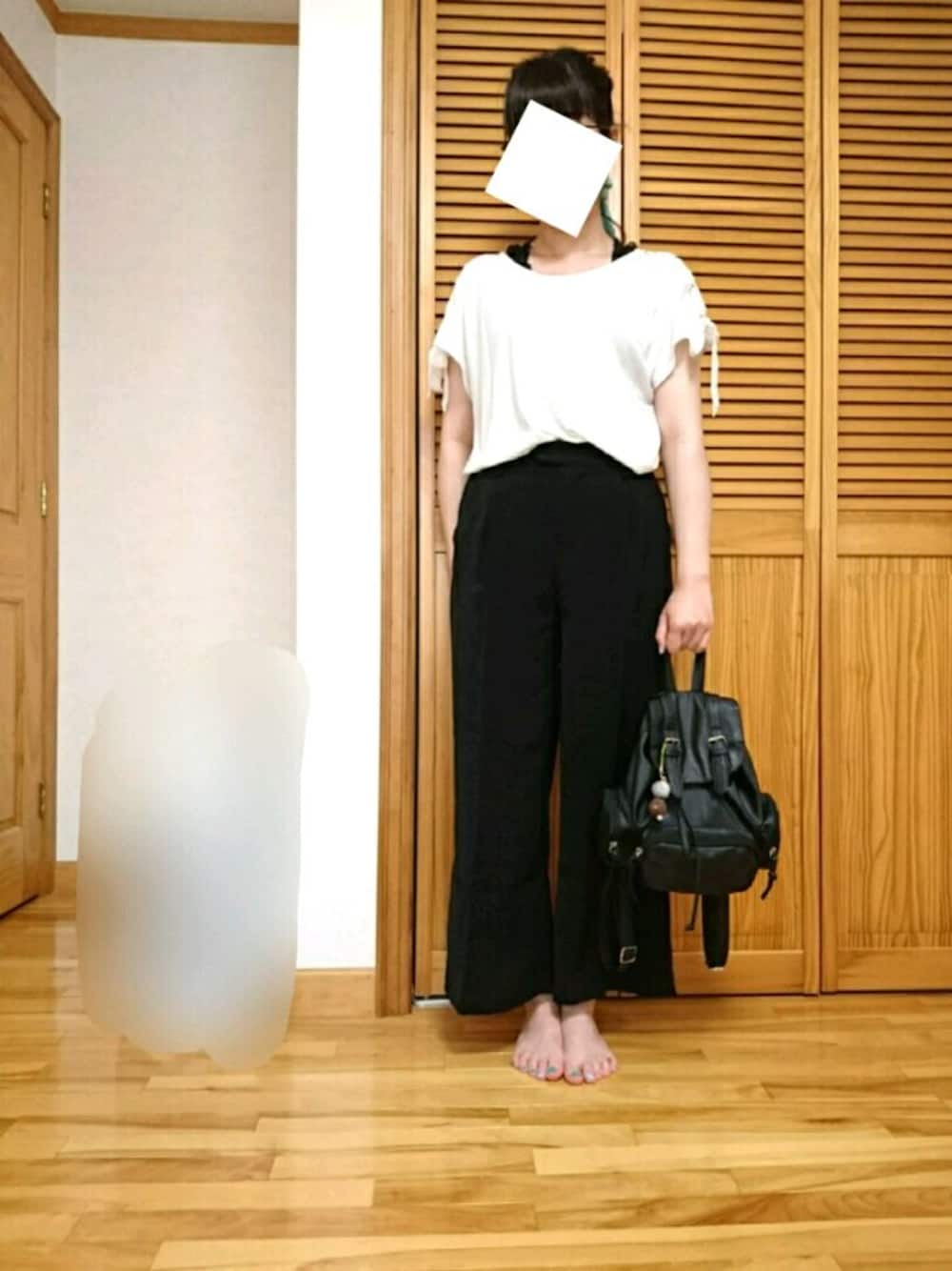 ホワイト系のTシャツ/カットソー、ブラック系のその他パンツ、ブラック系のバックパック/リュックを着用したレディースの春コーディネートの1枚目の写真