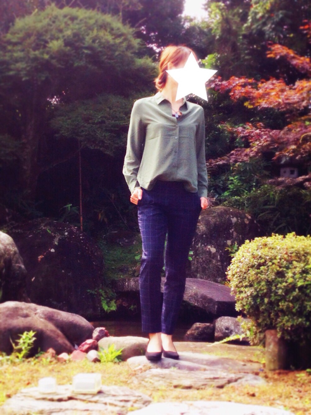 その他のその他パンツ、グリーン系のシャツ/ブラウス、ブラック系のパンプスを着用したレディースの秋コーディネートの1枚目の写真