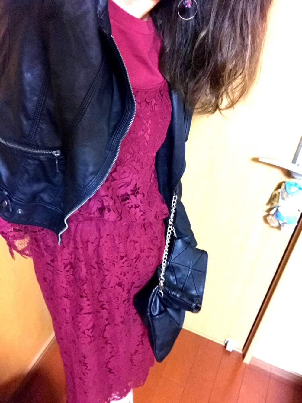 「オトナカジュアル、秋コーデ、HARE、ボルドー、ZARA、LOWRYS FARM、GROBAL WORK、ライダースジャケット」｜「HAREの2ピースレースキャミ&カットソー（HARE）（Tシャツ/カットソー、レッド系）」を使った、minaさん（レディース・163cm）の秋コーディネートの1枚目の写真