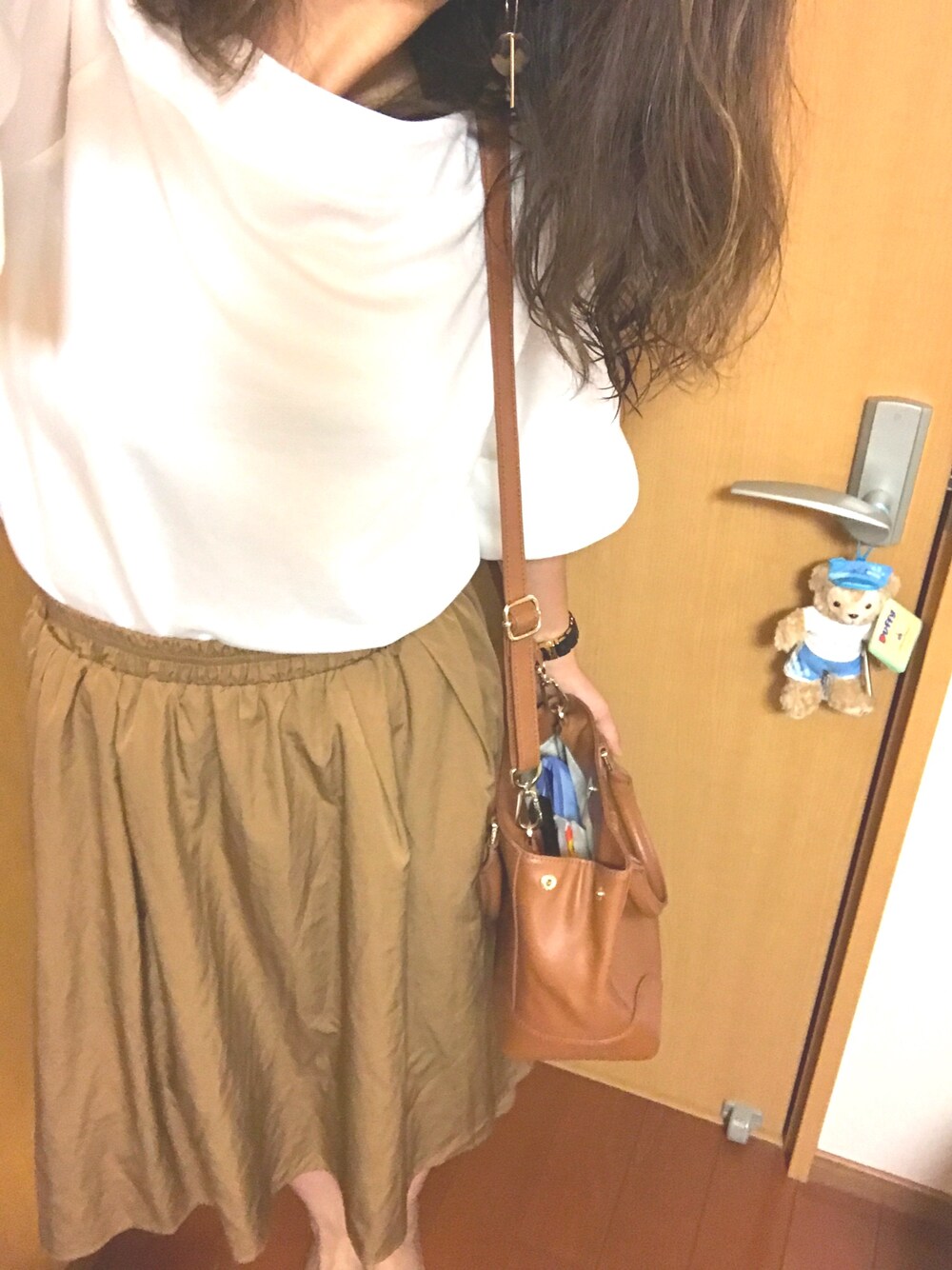 「休日スタイル、LOWRYS FARM、JEANASiS、niko and ...、.ST祭り、MARC BY MARC JACOBS、Tory Burch、キレイめ、オトナカジュアル」｜「niko and...のアイテム（スカート、ベージュ系）」を使った、minaさん（レディース・163cm）の秋コーディネートの1枚目の写真