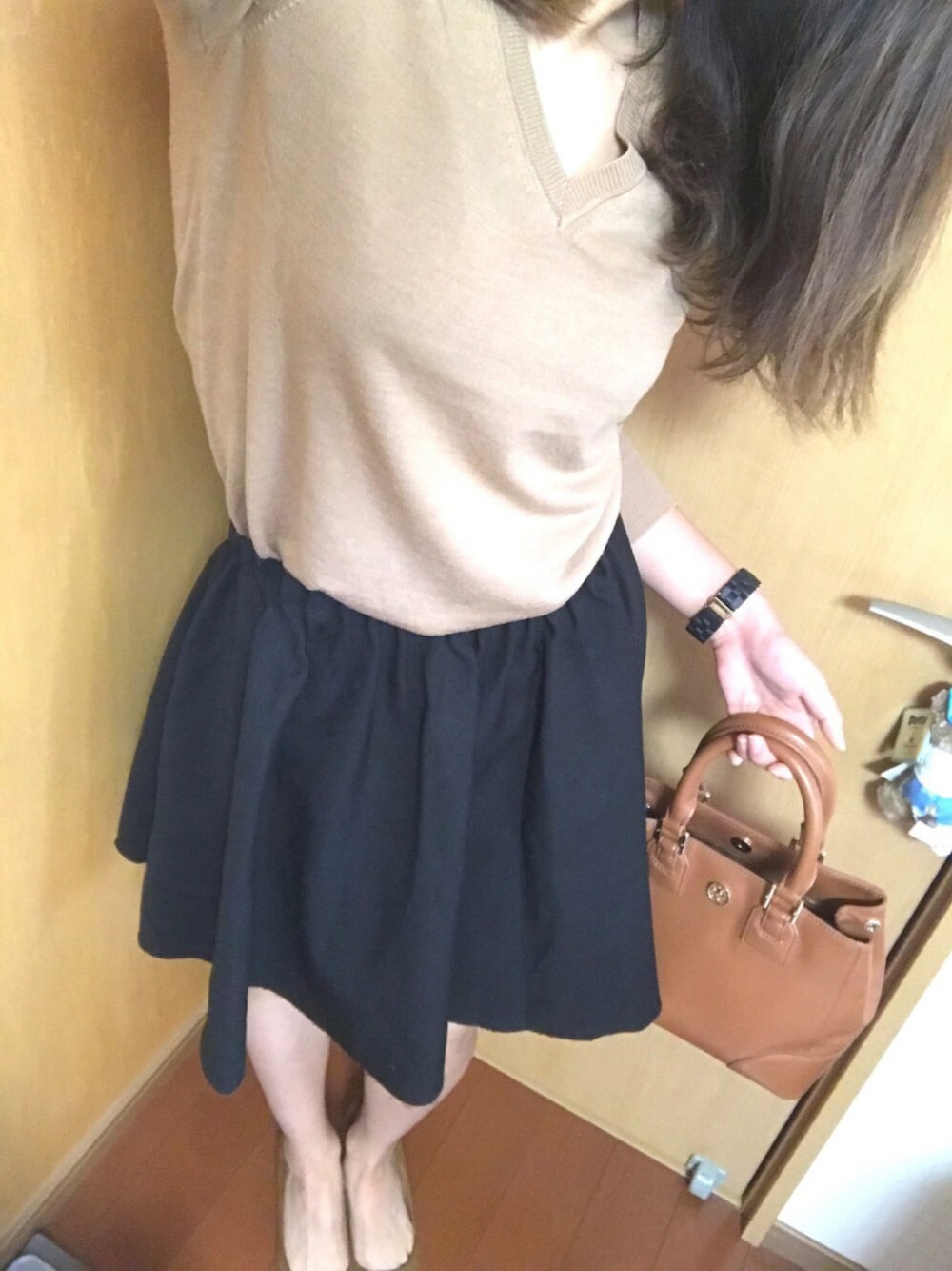 「秋のコーデ、UNIQLO、GU、ユニジョ、ジユジョ、MARC BY MARC JACOBS、Tory Burch、ZARA、プチプラコーデ」｜「ZARAのアイテム（スカート、ブラック系）」を使った、minaさん（レディース・163cm）の秋コーディネートの1枚目の写真