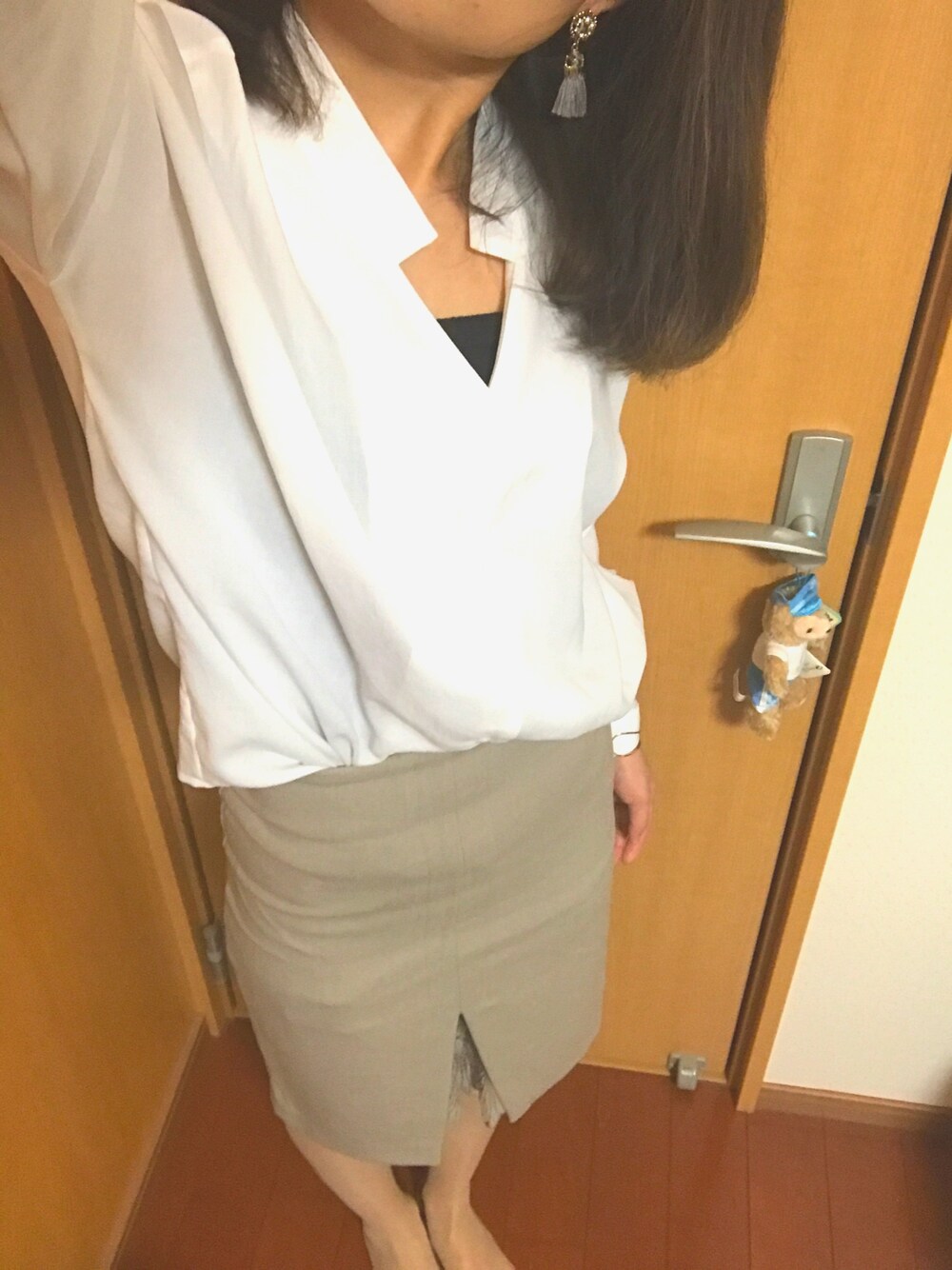 「シンプル、オトナ女子、dholic、dholicコーデ」｜「DHOLICのアイテム（シャツ/ブラウス、ホワイト系）」を使った、minaさん（レディース・163cm）の秋コーディネートの1枚目の写真