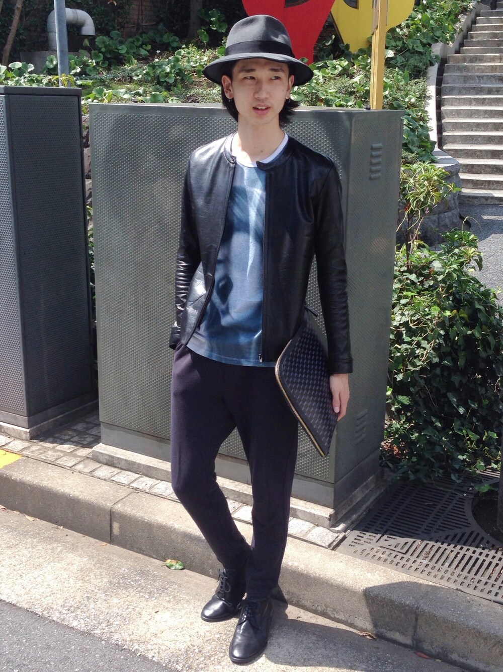 「LAD MUSICIAN、PIERRE HARDY、革靴、クラッチバッグ、レザージャケット、ハット」｜「LAD MUSICIANのNO COLLAR LEATHER JAKET（ノーカラージャケット、ブラック系）」を使った、SOSUKEHATTORIさん（メンズ・180cm）の秋コーディネートの1枚目の写真