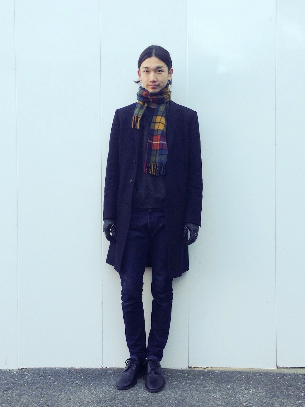 「LAD MUSICIAN、マフラー、Dior、インディゴデニム、チェスターコート、ノームコア、2014年、ラストWEAR」｜「LAD MUSICIANのCHESTER COAT（チェスターコート、ブルー系）」を使った、SOSUKEHATTORIさん（メンズ・181cm）の冬コーディネートの1枚目の写真