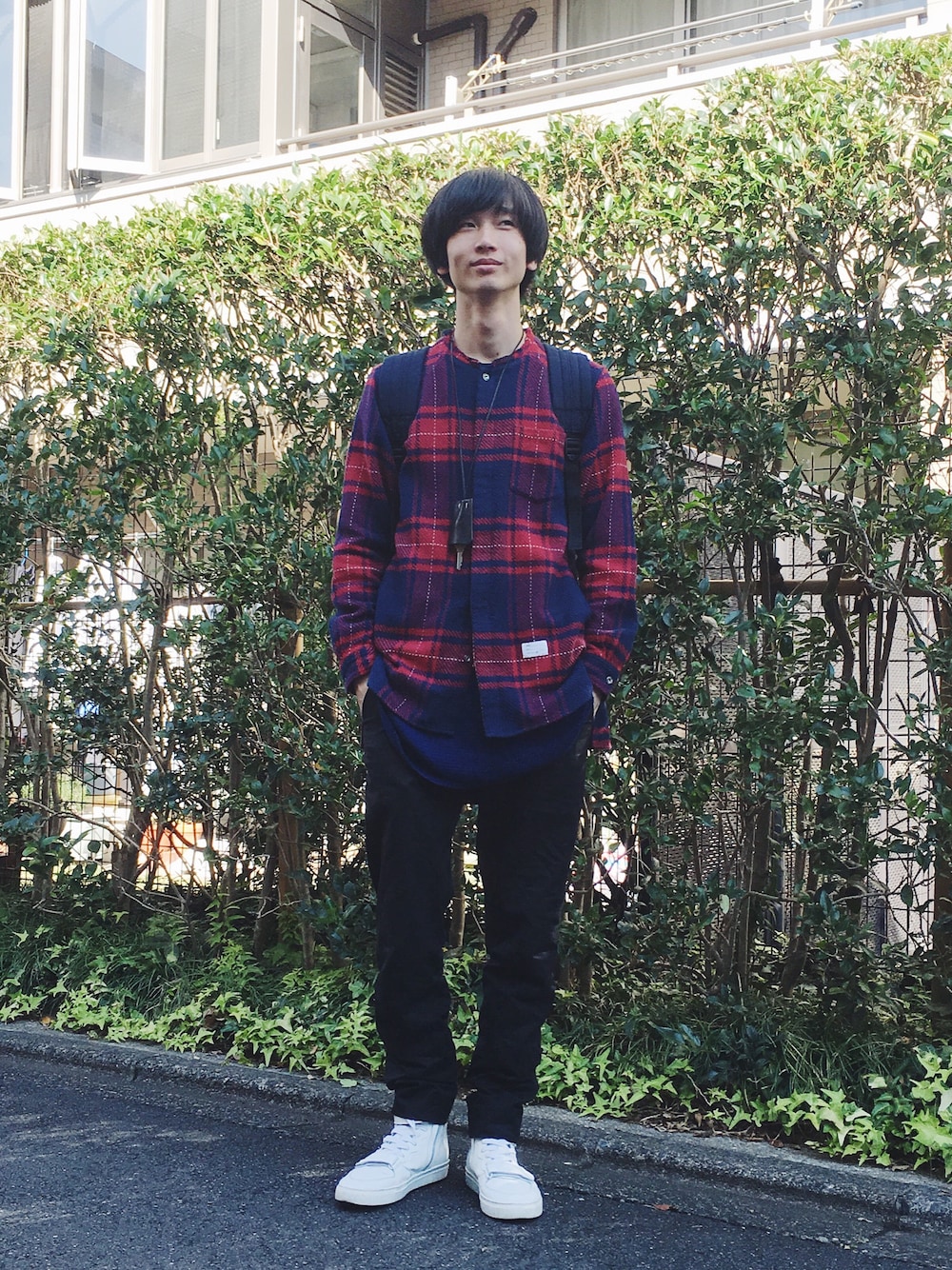 「LAD MUSICIAN、ラッドミュージシャン、name.、outdoor、リュック、チェックシャツ、ノーカラーシャツ、マッシュ、クロシェット、白いスニーカー」｜「LAD MUSICIANのDAY PACK（バックパック/リュック、ブルー系）」を使った、SOSUKEHATTORIさん（メンズ・181cm）の秋コーディネートの1枚目の写真
