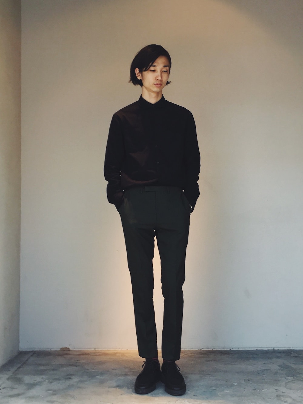 「オトナカジュアル、シャツ、はるコーデ、スラックス、タックイン、ブラック、黒シャツ、LAD MUSICIAN」｜「LAD MUSICIANのROUND COLLAR SHIRT size46（シャツ/ブラウス、ブラック系）」を使った、SOSUKEHATTORIさん（メンズ・181cm）の春コーディネートの1枚目の写真