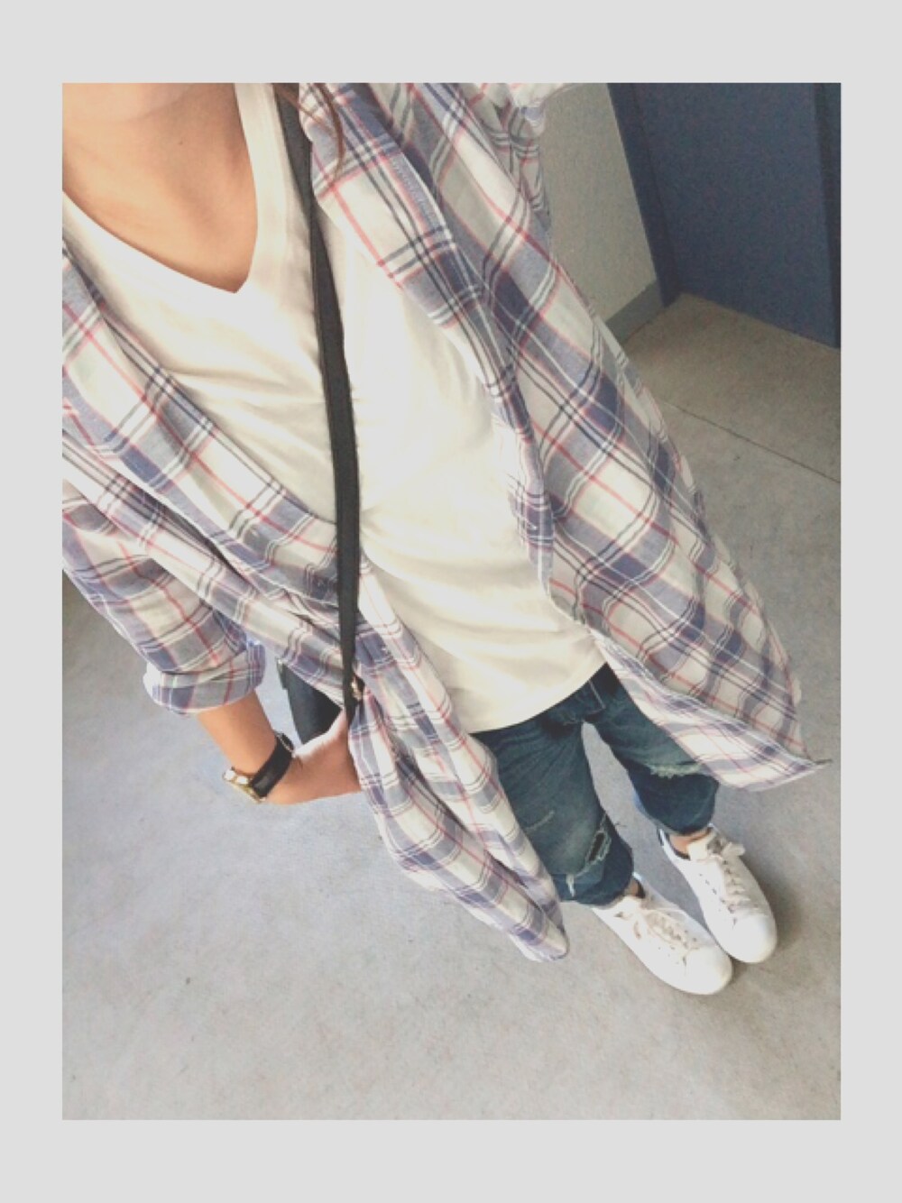 「白Tシャツ、チェックシャツ、チェック、デニム、デニムパンツ、スニーカー、スタンスミス」｜「LOWRYS FARMのチェックガウンシャツ 563230（シャツ/ブラウス、ブルー系）」を使った、ma.さん（レディース・154cm）の春コーディネートの1枚目の写真