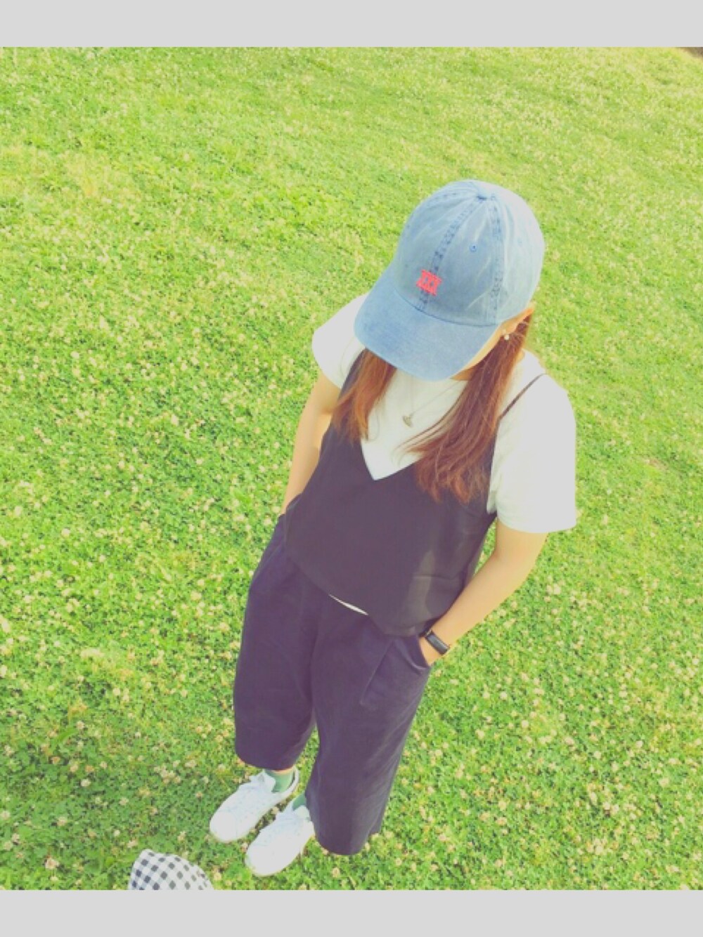 「キャップ、白Tシャツ、キャミ×Tシャツ、キャミソール、ブラック、ネイビー、パンツスタイル、スニーカー、横浜」｜「OVERRIDEのアイテム（キャップ、ブルー系）」を使った、ma.さん（レディース・154cm）の夏コーディネートの1枚目の写真
