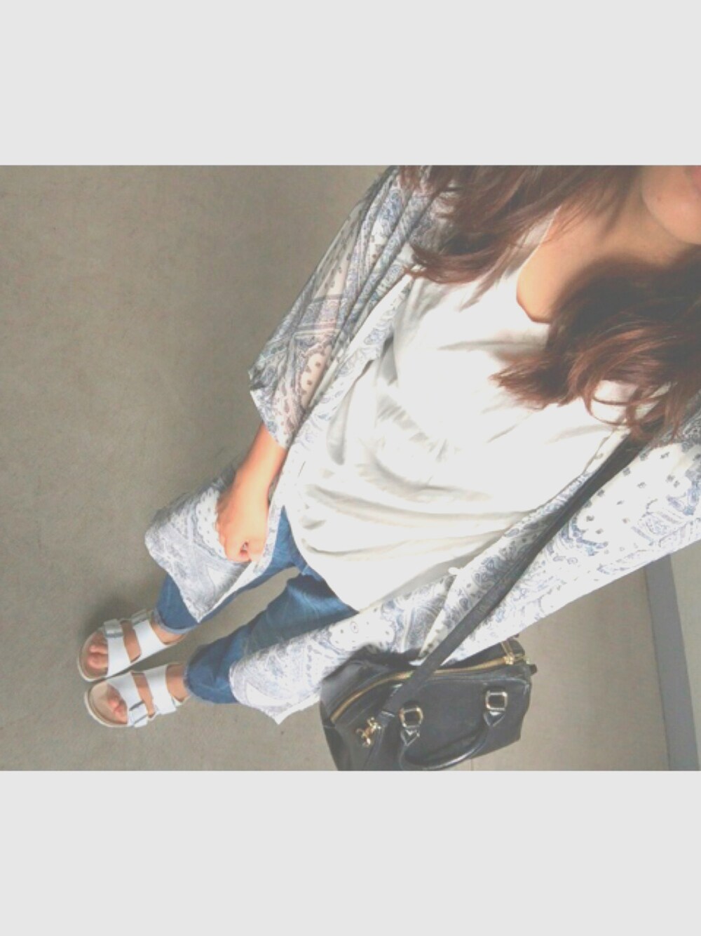 「休日スタイル、ガウン、白Tシャツ、デニム、サンダル」｜「BIRKENSTOCKのBIRKENSTOCK ARIZONA（サンダル、ホワイト系）」を使った、ma.さん（レディース・154cm）の夏コーディネートの1枚目の写真