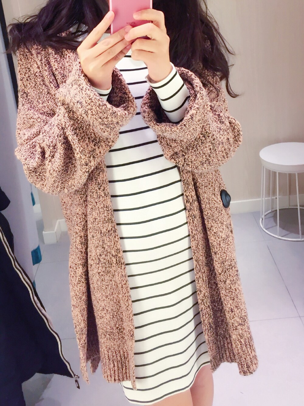 「H&Mのアイテム（スカート、ホワイト系）」を使った、永倩何人唤さん（レディース・169cm）の春コーディネートの1枚目の写真
