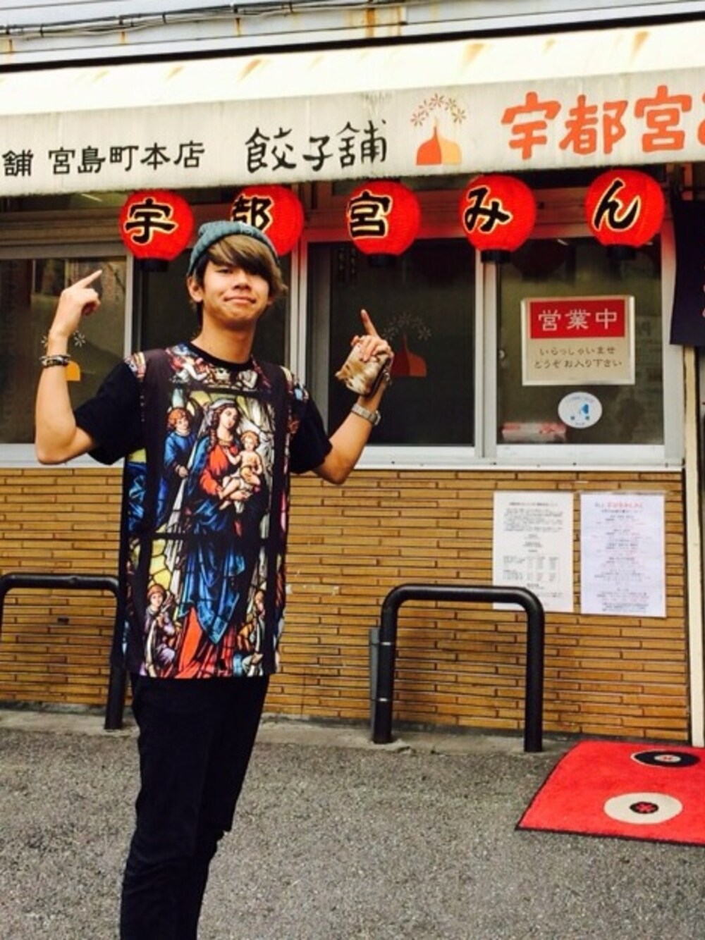 「餃子、street、skinny」｜「TOPMANのアイテム（Tシャツ/カットソー、ブラック系）」を使った、Yuto Makiさん（メンズ・178cm）の秋コーディネートの1枚目の写真