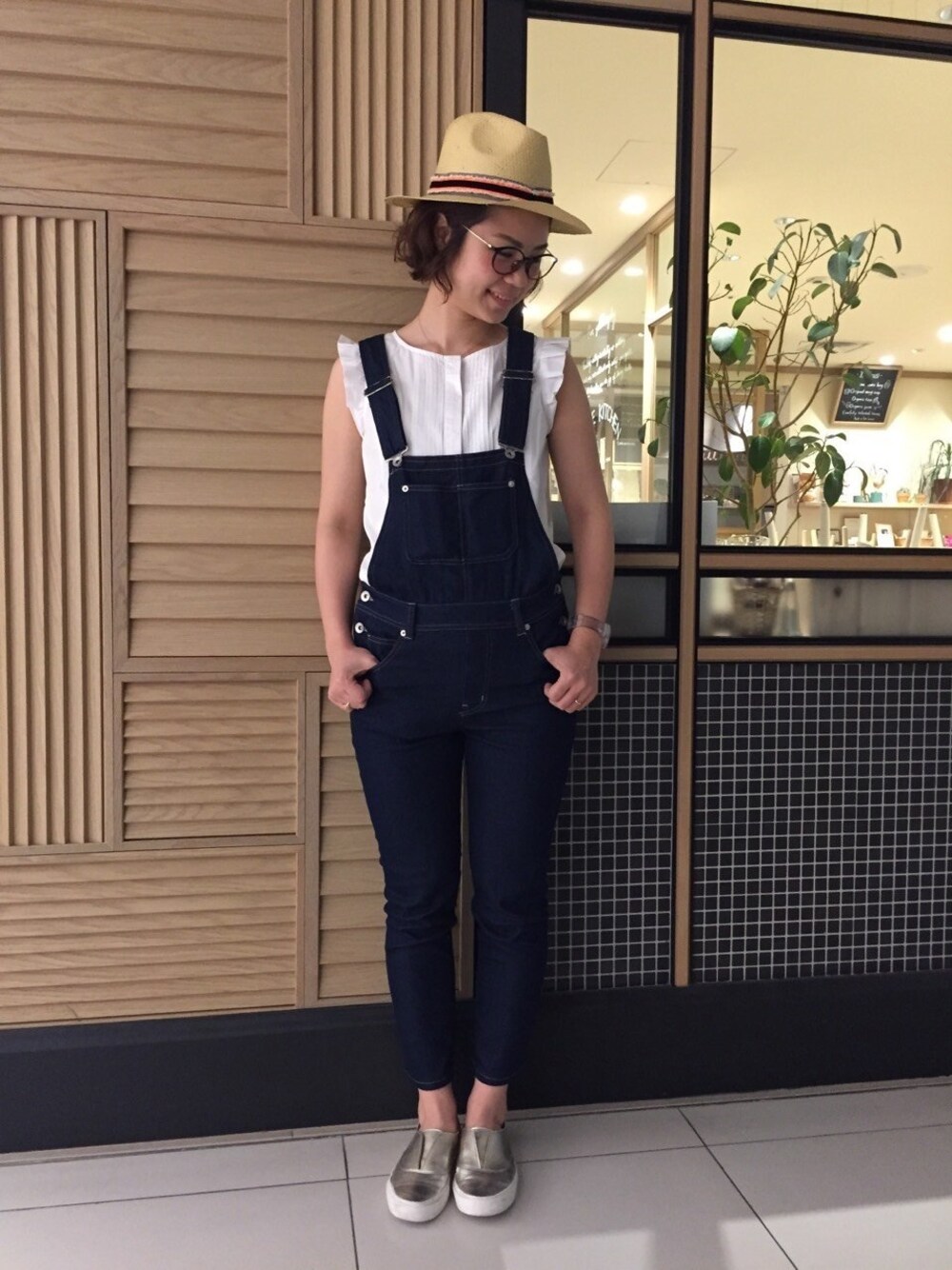 「mysty woman、めがね、オーバーオール、ハット、スリッポン、ミスティ ウーマン(mysty woman)」｜「mysty womanのスキニーオーバーオール（サロペット/オーバーオール、ブルー系）」を使った、みょん／ALAND STAFFさん（レディース・163cm）の春コーディネートの1枚目の写真