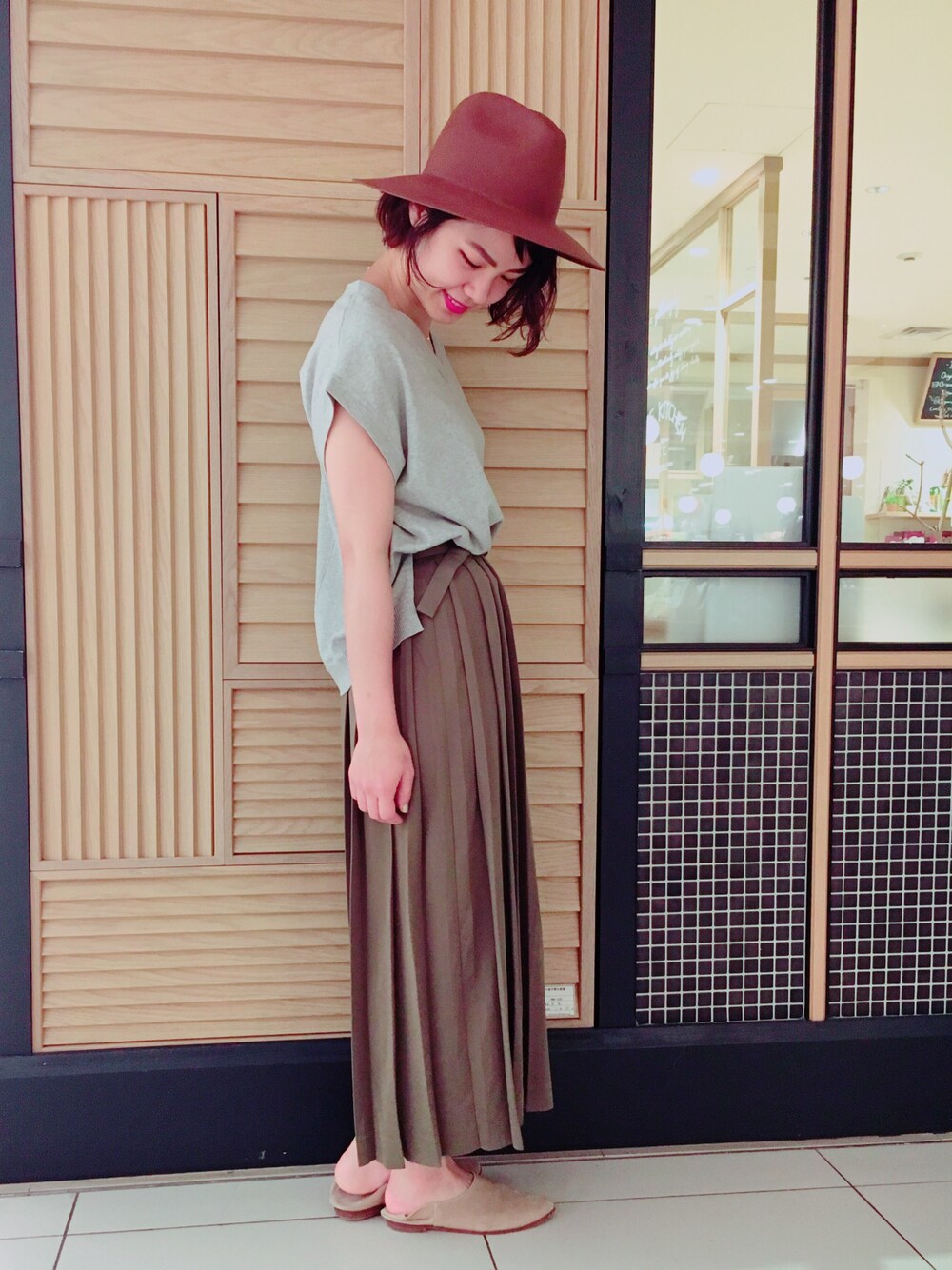 グレー系のニット/セーター、ベージュ系のシューズ、グリーン系のその他パンツを着用したレディースの夏コーディネートの1枚目の写真