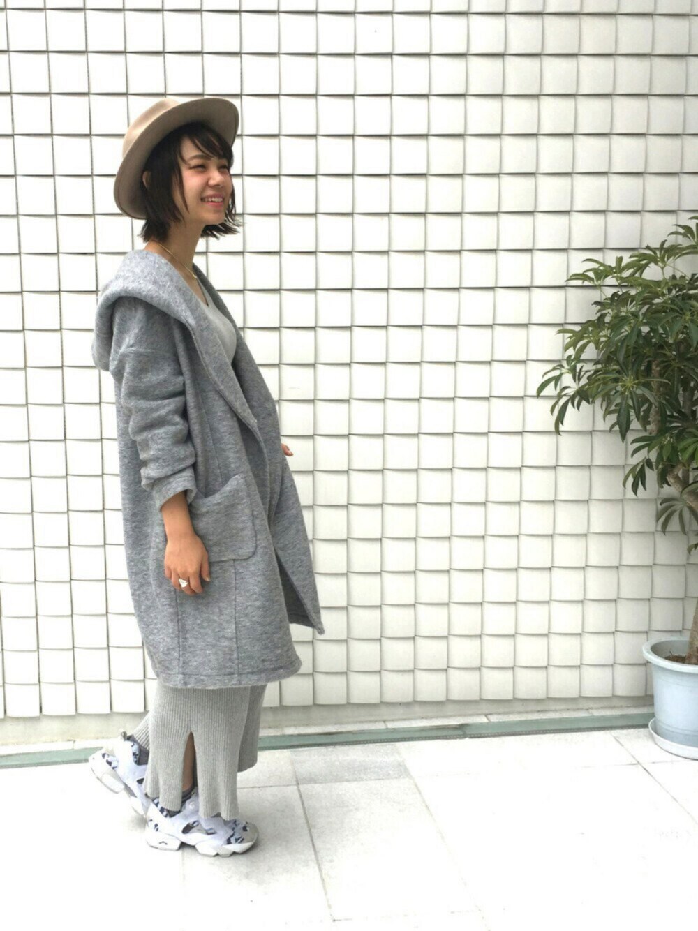 「ニット、セットアップ、mysty woman、グレー、ワントーンコーデ、大人カジュアル、ポンプフューリー、リラックススタイル、シンプルコーデ、コーディガン」｜「mysty womanのウールジャージーフードコーディガン（カーディガン/ボレロ、グレー系）」を使った、みょん／ALAND STAFFさん（レディース・163cm）の秋コーディネートの1枚目の写真