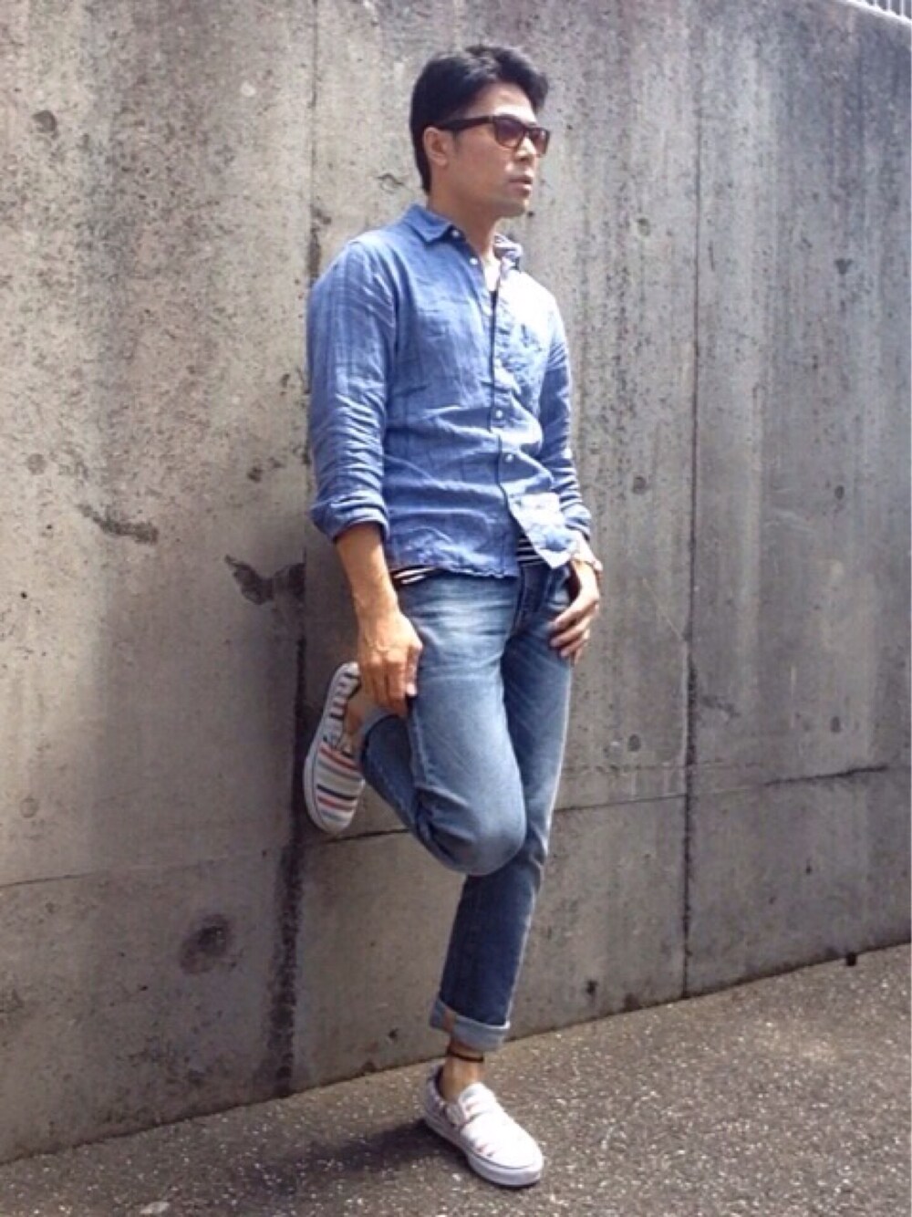 ブルー系のシャツ/ブラウス、その他のTシャツ/カットソー、ブルー系のデニムパンツを着用したメンズの夏コーディネートの1枚目の写真