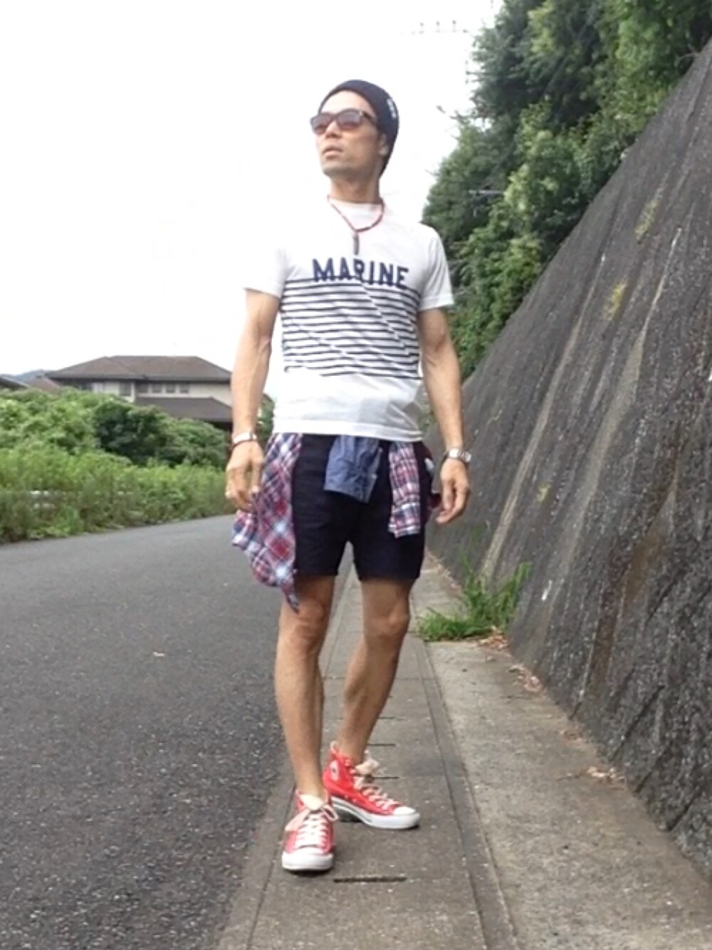 ホワイト系のTシャツ/カットソー、レッド系のシャツ/ブラウス、ブルー系のニットキャップ/ビーニーを着用したメンズの夏コーディネートの1枚目の写真