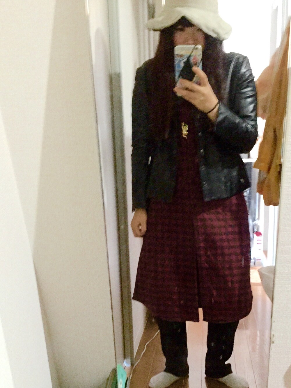 レッド系のシャツワンピースを着用したレディースの春コーディネートの1枚目の写真