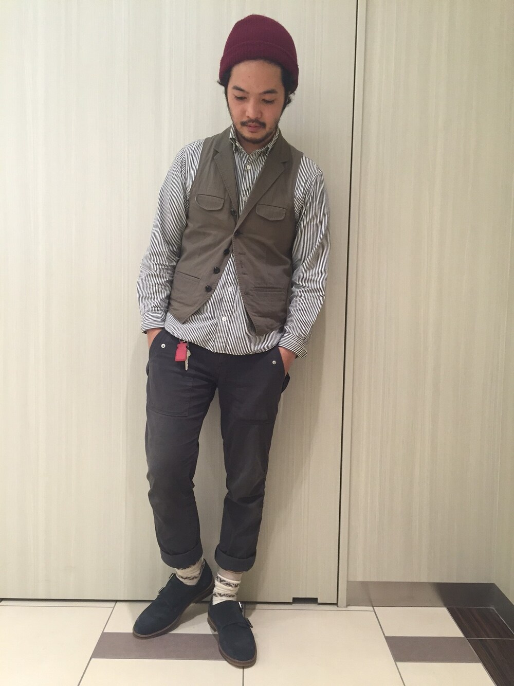 ブルー系のその他シューズを着用したメンズの秋コーディネートの1枚目の写真