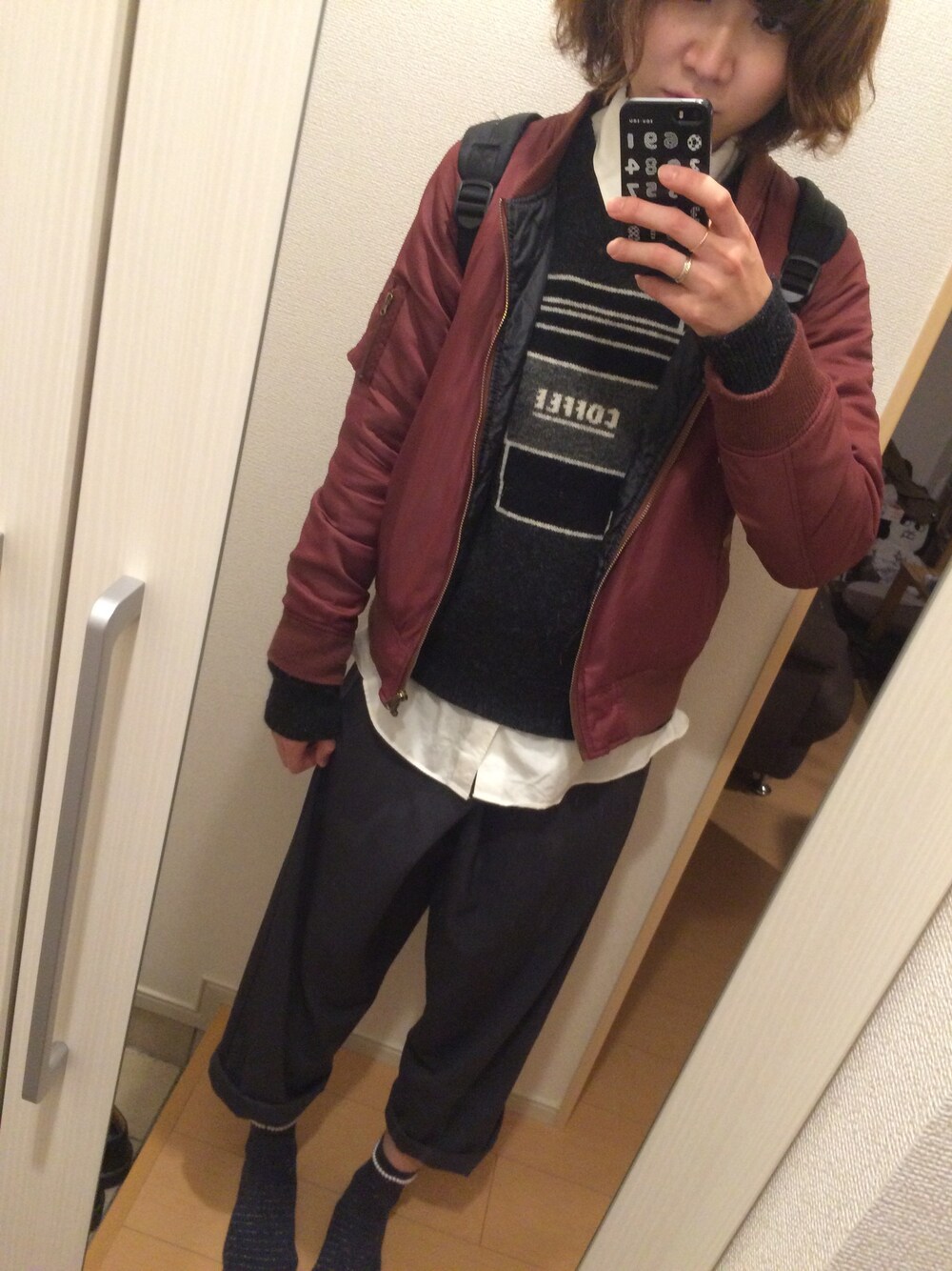 「MA-1、ニット、ニット×シャツ、シロシャツ、ボルドー、タイパンツ、雪、北海道、おそろいコーデ、I am I」｜「I am I in fact...のトロギャバ　タイパンツ（その他パンツ、グレー系）」を使った、___さん（レディース・165cm）の秋コーディネートの1枚目の写真