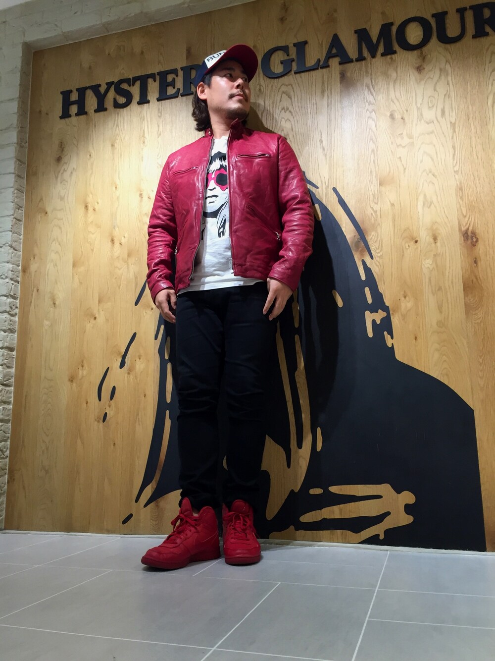 「黒スキニー、レザージャケット、Hysteric Glamour、ヒステリックグラマー、ピンクレザー、赤スニーカー、白Tシャツ」｜「HYSTERIC GLAMOURのラムレザースタンドカラー シングルライダースJK（ライダースジャケット、ピンク系）」を使った、hashikenさん（メンズ・172cm）の秋コーディネートの1枚目の写真