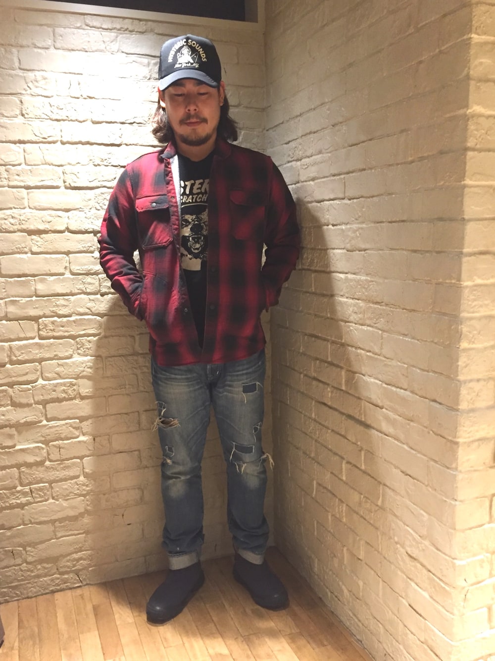 「ヒステリックグラマー、Hysteric Glamour、チェックシャツ、赤チェック、デニム、denim、ダメージデニム、スノーブーツ、黒キャップ、黒Tシャツ」｜「HYSTERIC GLAMOURのCPO SH（シャツ/ブラウス、レッド系）」を使った、hashikenさん（メンズ・172cm）の秋コーディネートの1枚目の写真