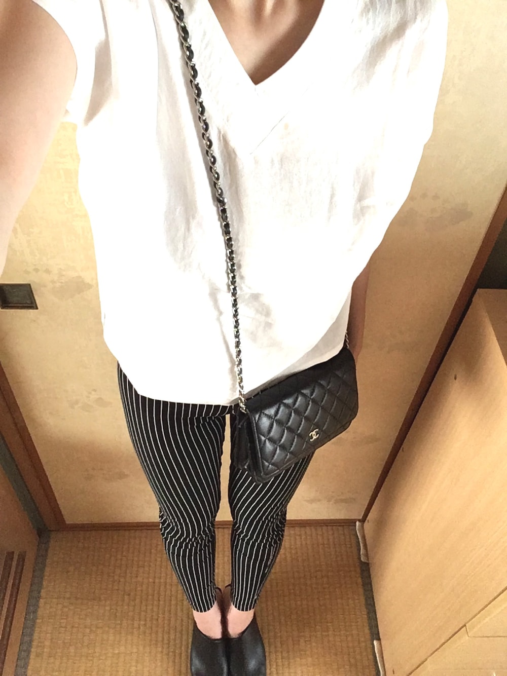ホワイト系のTシャツ/カットソー、その他のその他パンツ、ブラック系のサンダルを着用したレディースの夏コーディネートの1枚目の写真