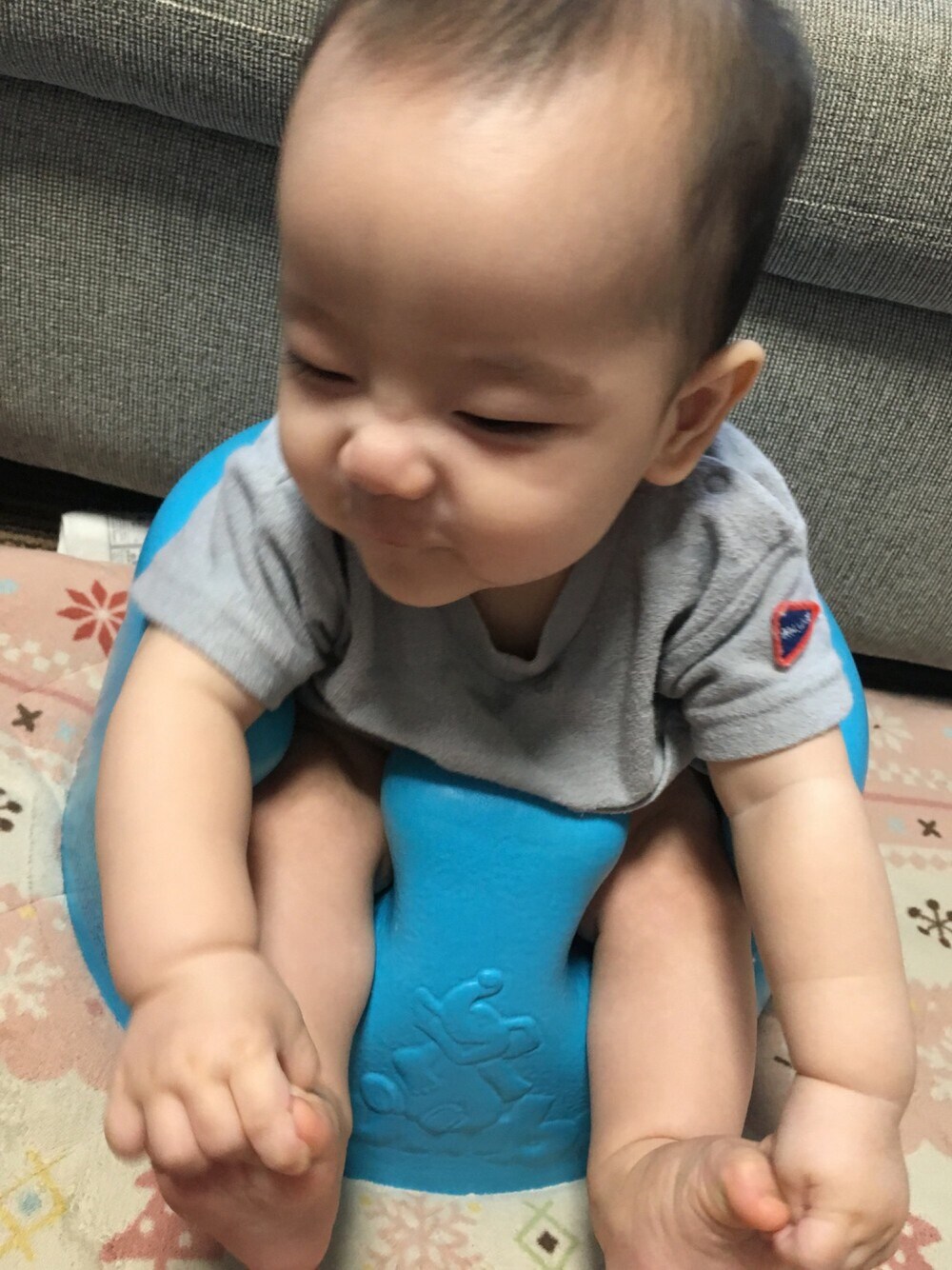 「ドラフトBRA、baby、babycode、babyboy、Branshes、Vネック」｜「BRANSHESのパイルジャカード半袖Tシャツ（Tシャツ/カットソー、グレー系）」を使った、MIRAIさん（キッズ・70cm）の秋コーディネートの1枚目の写真