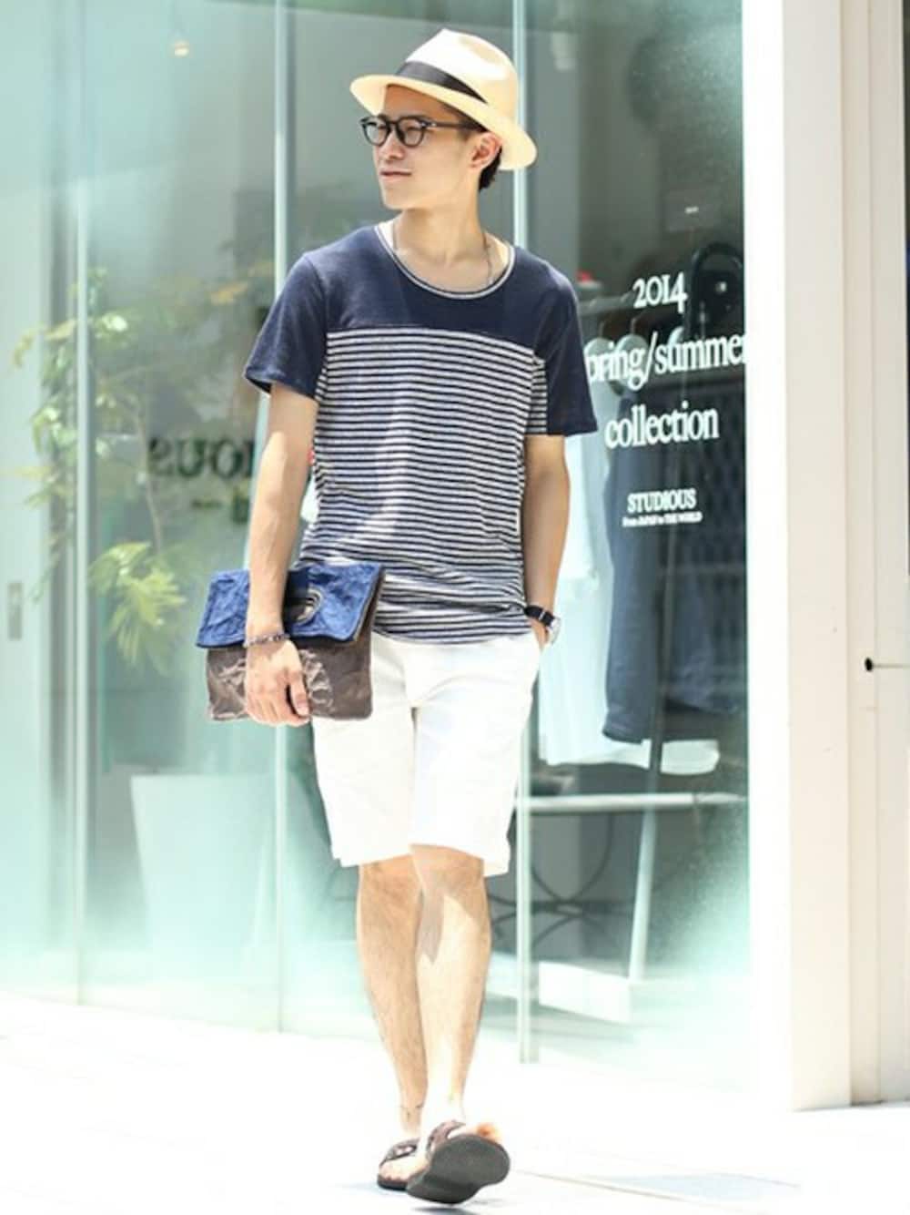 「ボーダー、めがね、サンダル、ショーツ、白パンツ、麦わら帽子」｜「STUDIOUSのSTUDIOUS 配色リネンボーダーTEE MADE IN JAPAN（Tシャツ/カットソー、ブルー系）」を使った、遠藤さん（メンズ・170cm）の夏コーディネートの1枚目の写真