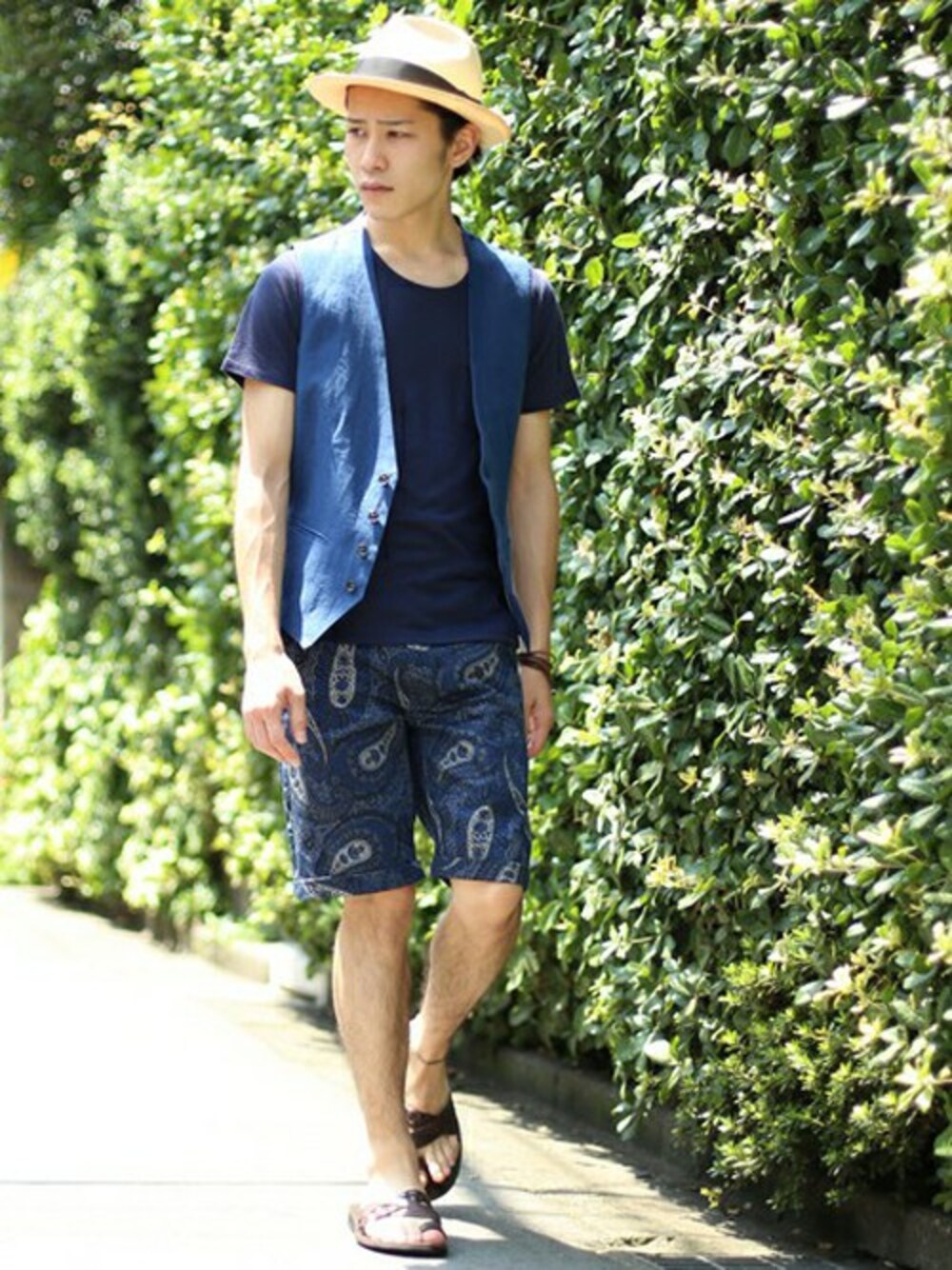 ブルー系のTシャツ/カットソー、ブルー系のベスト、ブルー系のその他パンツを着用したメンズの夏コーディネートの1枚目の写真