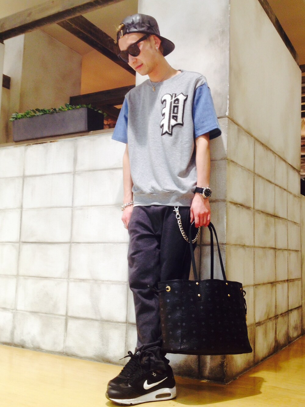 「L.H.PのLHP/エルエイチピー/MCM/エムシーエム/REVERSIBLE　TOTEBAG　MEDIUM　ZEBLA（トートバッグ）」を使った、Junya Kasugaさん（メンズ・170cm）の春コーディネートの1枚目の写真