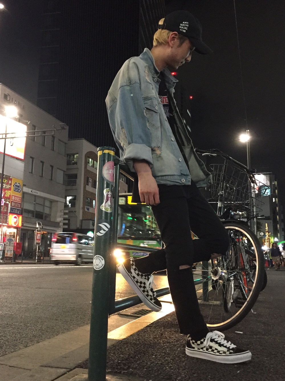 ブルー系のデニムジャケット、ブラック系のその他パンツを着用したメンズの秋コーディネートの1枚目の写真