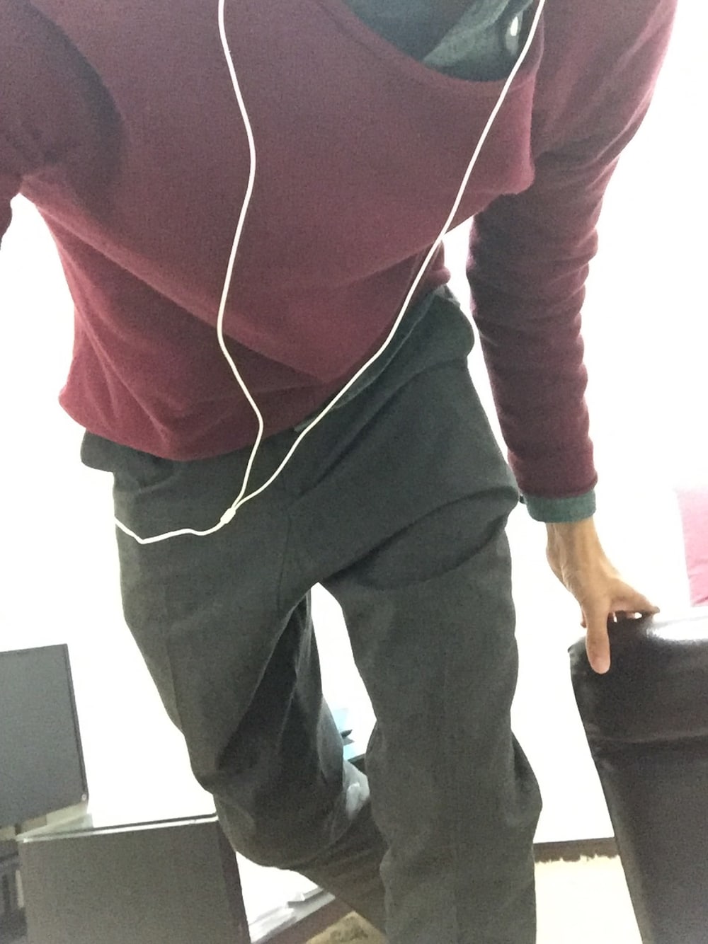 グレー系のその他パンツ、レッド系のフォーマルスーツ/小物、グリーン系のシャツ/ブラウスを着用したメンズの秋コーディネートの1枚目の写真