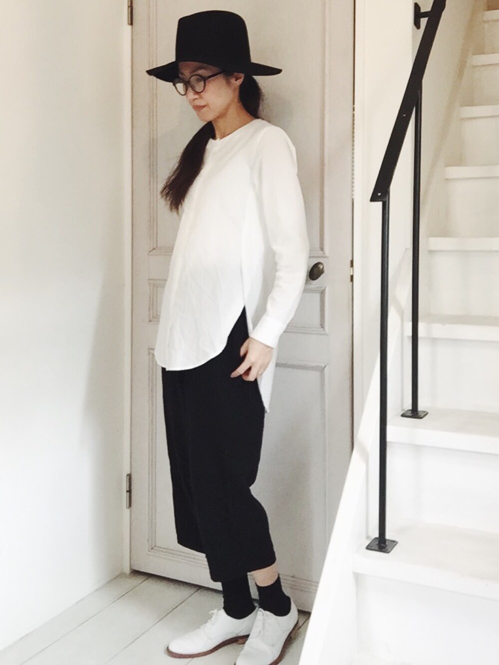 「シロシャツ、モノトーン、ハット」｜「evam evaのアイテム（パンツ、ブラック系）」を使った、aikoさん（レディース・160cm）の秋コーディネートの1枚目の写真