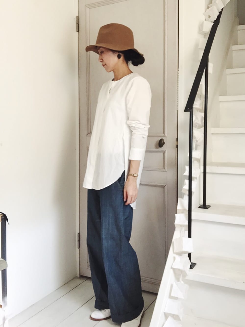 「ハット、ワイドパンツ」｜「evam evaのアイテム（シャツ/ブラウス、ホワイト系）」を使った、aikoさん（レディース・160cm）の秋コーディネートの1枚目の写真